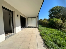 SAINT-LOUIS NEUWEG, résidence de Standing, superbe appartement rez de jardin 2pièces, terrasse, jardin privatif, cave, garage. Cadre verdoyant.