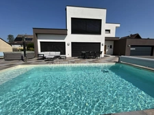 BETTENDORF, 2min de HIRSINGUE, Villa d'architecte, 222m² habitable (+400m² surface totale), suite parentale, piscine chauffée, pool house, jacuzzi, 14.87ares. Prestations et matériaux Premium.