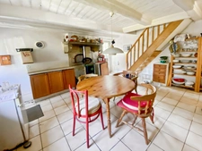 Maison de village en pierre avec dépendances.