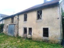 Maison à rénover et 3 granges.