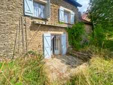 Maison de village en pierre avec dépendances.