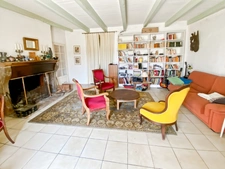 Maison de village en pierre avec dépendances.
