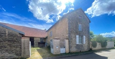 Maison de village en pierre avec dépendances.