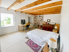 Maison de village en pierre avec dépendances.