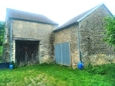 Maison à rénover et 3 granges.
