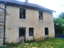 Maison à rénover et 3 granges.