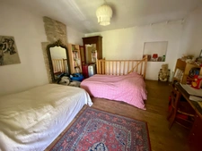 Maison de village en pierre avec dépendances.
