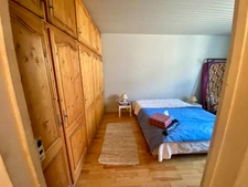 Maison de village en pierre avec dépendances.