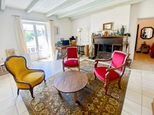 Maison de village en pierre avec dépendances.