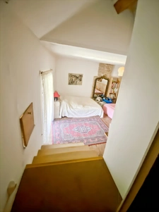 Maison de village en pierre avec dépendances.