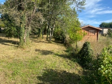 Maison de village en pierre avec dépendances.