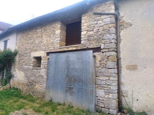 Maison à rénover et 3 granges.