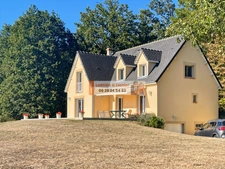 À 3 minutes de Verneuil-sur-Avre, cette maison de 140 m² vous séduira par ses beaux volumes, son terrain clos et arboré de 2 500 m² et son environnement calme avec vue dégagée.