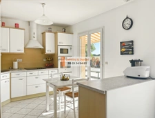 À 3 minutes de Verneuil-sur-Avre, cette maison de 140 m² vous séduira par ses beaux volumes, son terrain clos et arboré de 2 500 m² et son environnement calme avec vue dégagée.