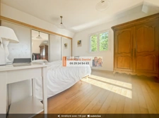 À 3 minutes de Verneuil-sur-Avre, cette maison de 140 m² vous séduira par ses beaux volumes, son terrain clos et arboré de 2 500 m² et son environnement calme avec vue dégagée.