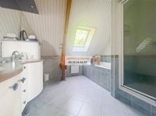 À 3 minutes de Verneuil-sur-Avre, cette maison de 140 m² vous séduira par ses beaux volumes, son terrain clos et arboré de 2 500 m² et son environnement calme avec vue dégagée.