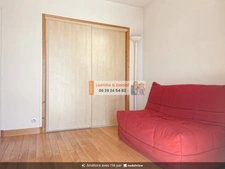 À 3 minutes de Verneuil-sur-Avre, cette maison de 140 m² vous séduira par ses beaux volumes, son terrain clos et arboré de 2 500 m² et son environnement calme avec vue dégagée.