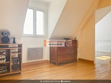 À 3 minutes de Verneuil-sur-Avre, cette maison de 140 m² vous séduira par ses beaux volumes, son terrain clos et arboré de 2 500 m² et son environnement calme avec vue dégagée.
