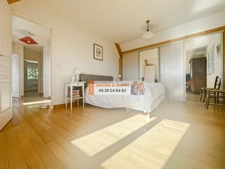 À 3 minutes de Verneuil-sur-Avre, cette maison de 140 m² vous séduira par ses beaux volumes, son terrain clos et arboré de 2 500 m² et son environnement calme avec vue dégagée.