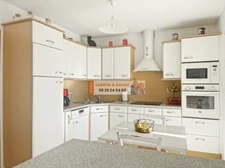 À 3 minutes de Verneuil-sur-Avre, cette maison de 140 m² vous séduira par ses beaux volumes, son terrain clos et arboré de 2 500 m² et son environnement calme avec vue dégagée.