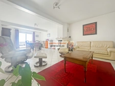 À 3 minutes de Verneuil-sur-Avre, cette maison de 140 m² vous séduira par ses beaux volumes, son terrain clos et arboré de 2 500 m² et son environnement calme avec vue dégagée.