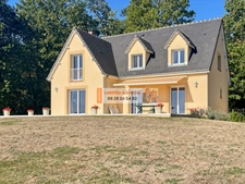 À 3 minutes de Verneuil-sur-Avre, cette maison de 140 m² vous séduira par ses beaux volumes, son terrain clos et arboré de 2 500 m² et son environnement calme avec vue dégagée.