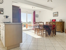 À 3 minutes de Verneuil-sur-Avre, cette maison de 140 m² vous séduira par ses beaux volumes, son terrain clos et arboré de 2 500 m² et son environnement calme avec vue dégagée.