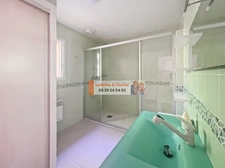 À 3 minutes de Verneuil-sur-Avre, cette maison de 140 m² vous séduira par ses beaux volumes, son terrain clos et arboré de 2 500 m² et son environnement calme avec vue dégagée.
