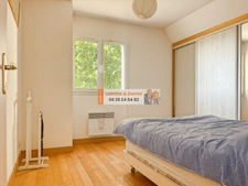À 3 minutes de Verneuil-sur-Avre, cette maison de 140 m² vous séduira par ses beaux volumes, son terrain clos et arboré de 2 500 m² et son environnement calme avec vue dégagée.