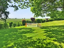À 3 minutes de Verneuil-sur-Avre, cette maison de 140 m² vous séduira par ses beaux volumes, son terrain clos et arboré de 2 500 m² et son environnement calme avec vue dégagée.