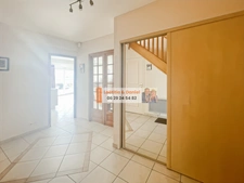 À 3 minutes de Verneuil-sur-Avre, cette maison de 140 m² vous séduira par ses beaux volumes, son terrain clos et arboré de 2 500 m² et son environnement calme avec vue dégagée.
