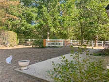À 3 minutes de Verneuil-sur-Avre, cette maison de 140 m² vous séduira par ses beaux volumes, son terrain clos et arboré de 2 500 m² et son environnement calme avec vue dégagée.
