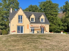 À 3 minutes de Verneuil-sur-Avre, cette maison de 140 m² vous séduira par ses beaux volumes, son terrain clos et arboré de 2 500 m² et son environnement calme avec vue dégagée.