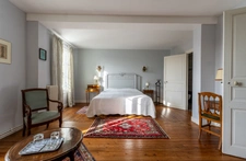 Saumur center - Character house of 346 m², 7 bedrooms, outbuildings and garden.
