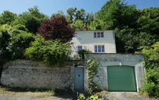 Située à 10 min de Saumur - Maison à vendre 3 pièces - jardin et garages.