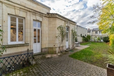 Characterful 15-room house with gîte – Investment or business opportunity – Saumur town centre
