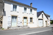 Maison de village en pierre de 6 pièces avec garage.