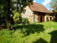 Maison de village en pierre de 6 pièces avec garage.