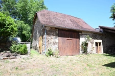 Maison de village en pierre de 6 pièces avec garage.