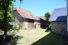 Maison de village en pierre de 6 pièces avec garage.