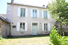 Maison de village en pierre de 6 pièces avec garage.