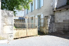 Maison de village en pierre de 6 pièces avec garage.