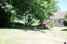 Maison de village en pierre de 6 pièces avec garage.