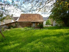 Maison de village en pierre de 6 pièces avec garage.