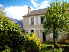 Maison de village en pierre de 6 pièces avec garage.