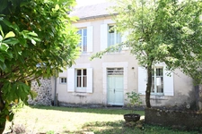 Maison de village en pierre de 6 pièces avec garage.