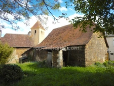 Maison de village en pierre de 6 pièces avec garage.
