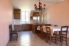 Maison de village en pierre de 6 pièces avec garage.