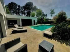 Une villa de style moderniste à Narrosse