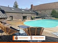 Ancienne maison en pierre entièrement rénovée qui conjugue authenticité et prestations contemporaines avec piscine
